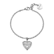 Bracciale a catenina in acciaio anallergico S'agapò della collezione Duh Duh caratterizzato da un pendente a forma di cuore con incisione centrale Grazie e un piccolo dettaglio a stella in rilievo. Il gioiello presenta una chiusura a moschettone regolabile rifinita da un piccolo charm terminale a cuore con il logo S'agapò inciso su superficie lucida.