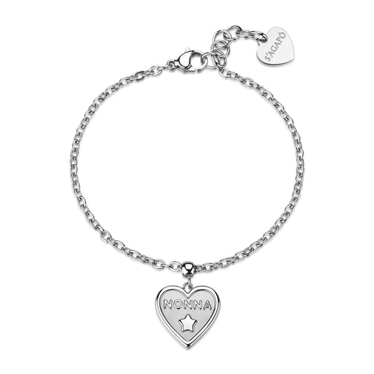 Bracciale in acciaio S'agapò della collezione Duh Duh composto da una catenina a maglie sottili e un pendente centrale a forma di cuore con l'incisione Nonna decorata da una piccola stella in rilievo. Il gioiello include una chiusura a moschettone con catenella di regolazione e un piccolo charm terminale a cuore logato S'agapò per una finitura elegante e personalizzata.