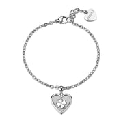 Bracciale in acciaio S'agapò della collezione Duh Duh composto da una catenina a maglie sottili e un pendente centrale a forma di cuore decorata da un quadrifoglio in rilievo. Il gioiello include una chiusura a moschettone con catenella di regolazione e un piccolo charm terminale a cuore logato S'agapò per una finitura elegante e personalizzata.