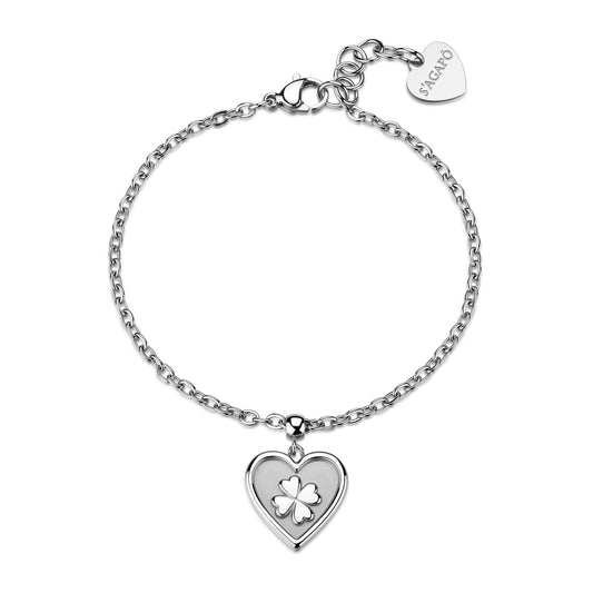 Bracciale in acciaio S'agapò della collezione Duh Duh composto da una catenina a maglie sottili e un pendente centrale a forma di cuore decorata da un quadrifoglio in rilievo. Il gioiello include una chiusura a moschettone con catenella di regolazione e un piccolo charm terminale a cuore logato S'agapò per una finitura elegante e personalizzata.