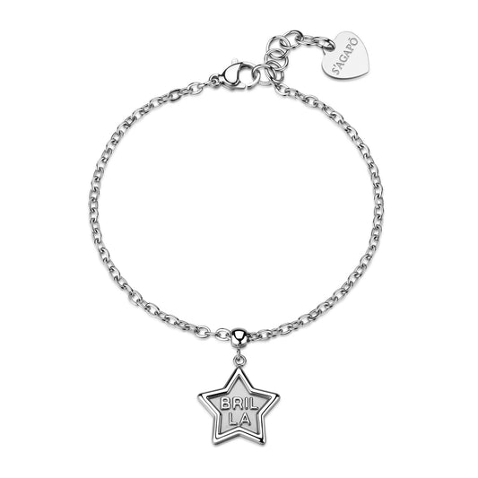 
Bracciale in acciaio S'agapò della collezione Duh Duh composto da una catenina a maglie sottili e un pendente centrale a forma di stella con l'incisione Brilla. Il gioiello include una chiusura a moschettone con catenella di regolazione e un piccolo charm terminale a cuore logato S'agapò per una finitura elegante e personalizzata.