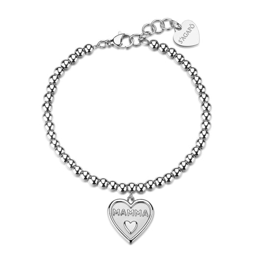 Bracciale S'agapò in acciaio con  della collezione Duh Duh composto da una serie di sfere lucide e un pendente centrale a forma di cuore impreziosito dalla scritta mamma e un cuore in rilievo. Il gioiello presenta una chiusura con moschettone, una catenella di estensione per regolarne la misura e un piccolo charm terminale a cuore con l'incisione del marchio S'agapò.