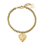Bracciale S'agapò in acciaio con finitura oro della collezione Duh Duh composto da una serie di sfere lucide e un pendente centrale a forma di cuore impreziosito da un quadrifoglio a rilievo. Il gioiello presenta una chiusura con moschettone, una catenella di estensione per regolarne la misura e un piccolo charm terminale a cuore con l'incisione del marchio S'agapò.