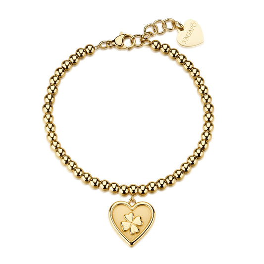 Bracciale S'agapò in acciaio con finitura oro della collezione Duh Duh composto da una serie di sfere lucide e un pendente centrale a forma di cuore impreziosito da un quadrifoglio a rilievo. Il gioiello presenta una chiusura con moschettone, una catenella di estensione per regolarne la misura e un piccolo charm terminale a cuore con l'incisione del marchio S'agapò.