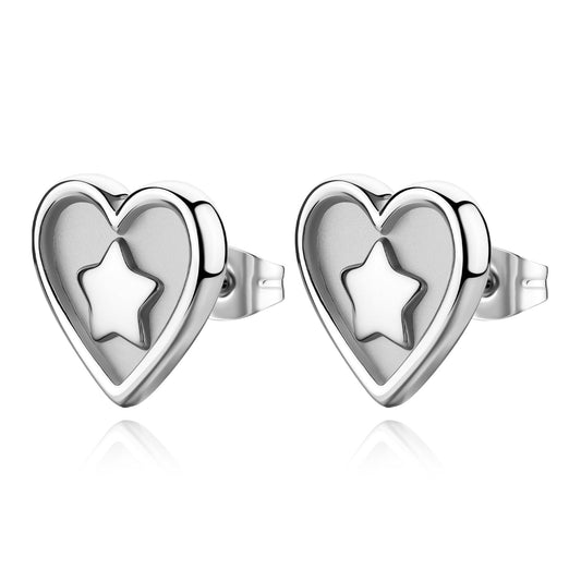 Orecchini a lobo S'agapò della collezione Duh Duh realizzati in acciaio anallergico con un design a forma di cuore dalla finitura lucida. Al centro di ogni cuore è presente un inserto satinato con una stella portafortuna in rilievo. Gli orecchini sono dotati di una pratica chiusura a farfalla posteriore che garantisce una tenuta sicura e confortevole.