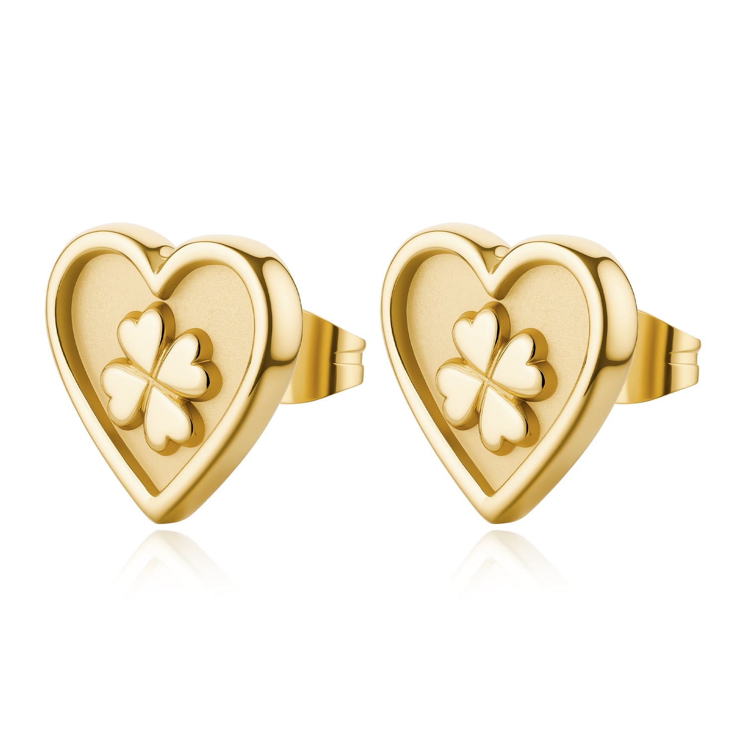 Orecchini a lobo S'agapò della collezione Duh Duh realizzati in acciaio anallergico e finitura oro con un design a forma di cuore dalla finitura lucida. Al centro di ogni cuore è presente un inserto satinato con un quadrifoglio portafortuna in rilievo finemente dettagliata. Gli orecchini sono dotati di una pratica chiusura a farfalla posteriore che garantisce una tenuta sicura e confortevole.