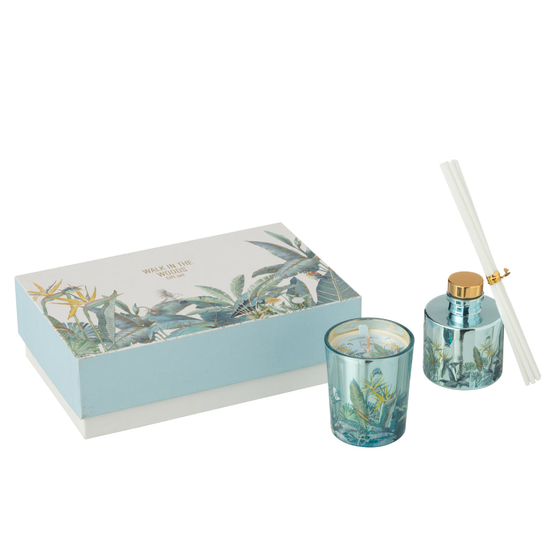 Il Set Regalo Candela e Diffusore Walk in the Woods Jolipa è un raffinato kit fragranza composto da una candela profumata e un diffusore con bastoncini in eleganti contenitori di vetro azzurro. La profumazione legnosa Woody Blush e la confezione decorata con uccellini e piante tropicali rendono questo set un perfetto complemento d'arredo o un'esclusiva idea regalo per la casa.