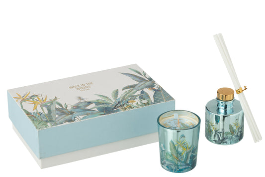 Il Set Regalo Candela e Diffusore Walk in the Woods Jolipa è un raffinato kit fragranza composto da una candela profumata e un diffusore con bastoncini in eleganti contenitori di vetro azzurro. La profumazione legnosa Woody Blush e la confezione decorata con uccellini e piante tropicali rendono questo set un perfetto complemento d'arredo o un'esclusiva idea regalo per la casa.