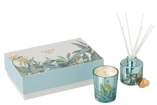 Il Set Regalo Candela e Diffusore Walk in the Woods Jolipa è un raffinato kit fragranza composto da una candela profumata e un diffusore con bastoncini in eleganti contenitori di vetro azzurro. La profumazione legnosa Woody Blush e la confezione decorata con uccellini e piante tropicali rendono questo set un perfetto complemento d'arredo o un'esclusiva idea regalo per la casa.
