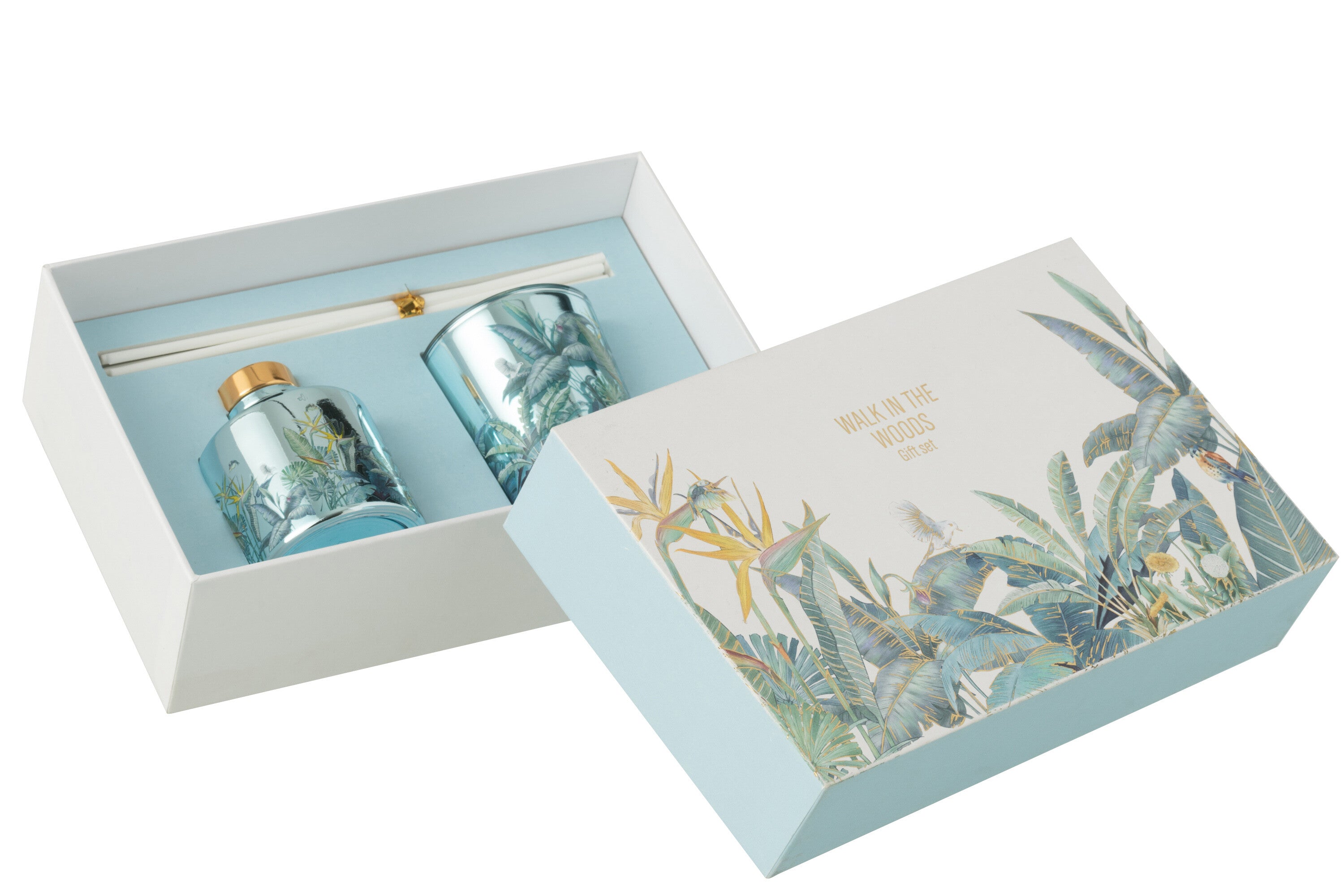 Il Set Regalo Candela e Diffusore Walk in the Woods Jolipa è un raffinato kit fragranza composto da una candela profumata e un diffusore con bastoncini in eleganti contenitori di vetro azzurro. La profumazione legnosa Woody Blush e la confezione decorata con uccellini e piante tropicali rendono questo set un perfetto complemento d'arredo o un'esclusiva idea regalo per la casa.
