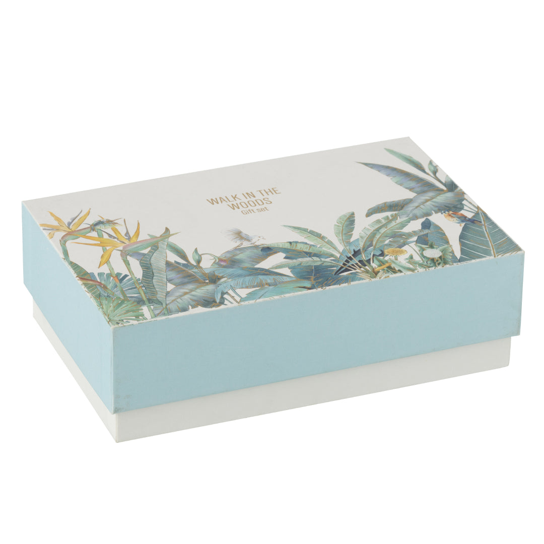 Il Set Regalo Candela e Diffusore Walk in the Woods Jolipa è un raffinato kit fragranza composto da una candela profumata e un diffusore con bastoncini in eleganti contenitori di vetro azzurro. La profumazione legnosa Woody Blush e la confezione decorata con uccellini e piante tropicali rendono questo set un perfetto complemento d'arredo o un'esclusiva idea regalo per la casa.