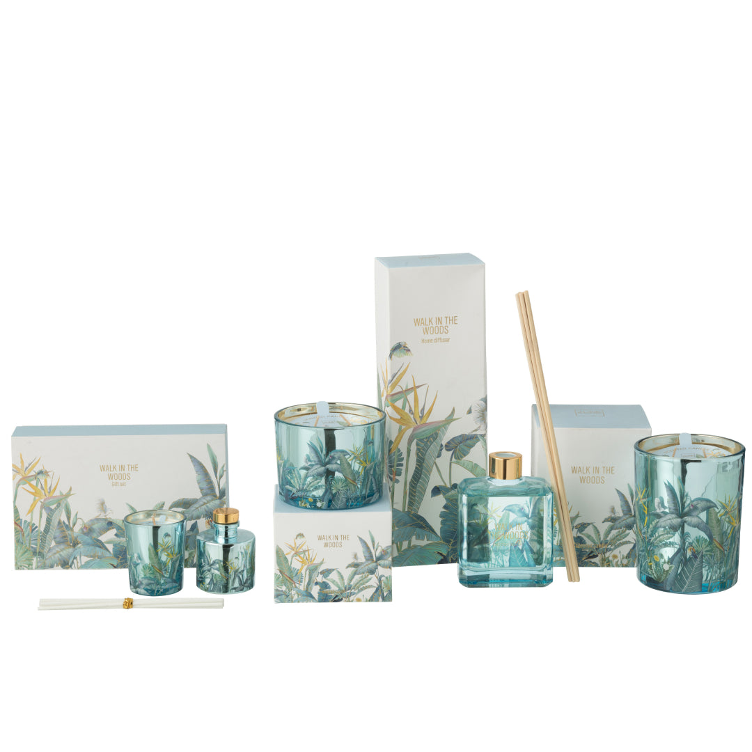 Il Set Regalo Candela e Diffusore Walk in the Woods Jolipa è un raffinato kit fragranza composto da una candela profumata e un diffusore con bastoncini in eleganti contenitori di vetro azzurro. La profumazione legnosa Woody Blush e la confezione decorata con uccellini e piante tropicali rendono questo set un perfetto complemento d'arredo o un'esclusiva idea regalo per la casa.