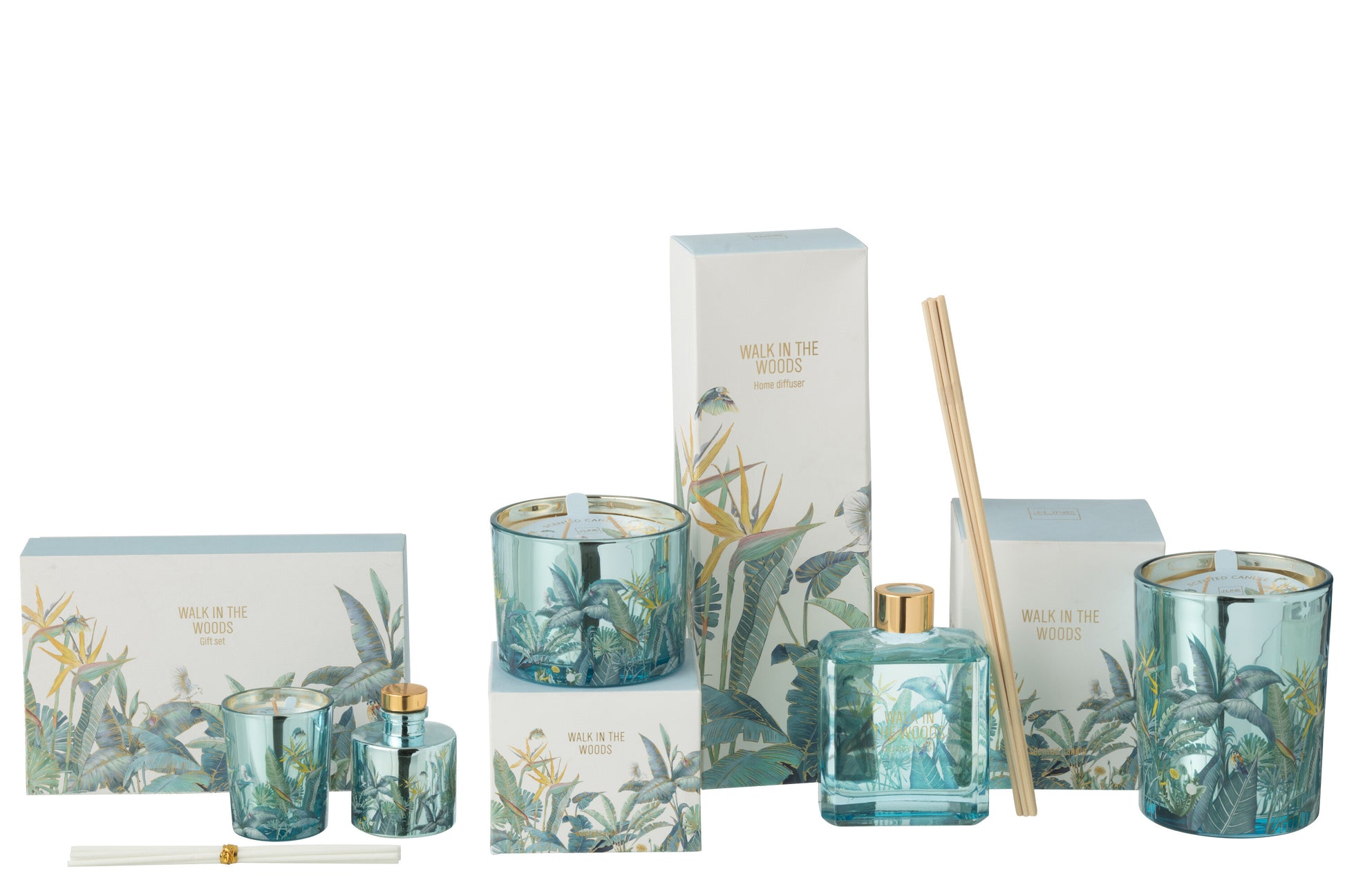 Il Set Regalo Candela e Diffusore Walk in the Woods Jolipa è un raffinato kit fragranza composto da una candela profumata e un diffusore con bastoncini in eleganti contenitori di vetro azzurro. La profumazione legnosa Woody Blush e la confezione decorata con uccellini e piante tropicali rendono questo set un perfetto complemento d'arredo o un'esclusiva idea regalo per la casa.