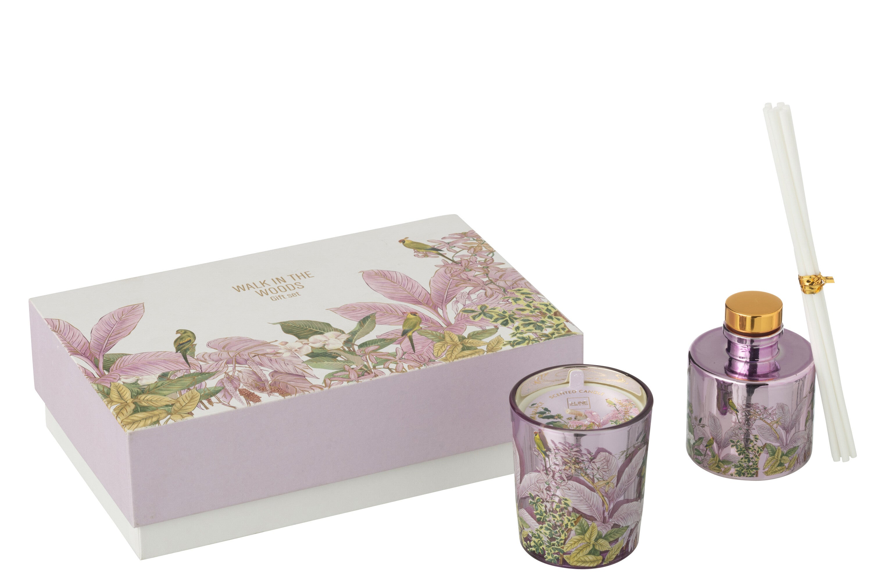 Il Set Regalo Candela e Diffusore Walk in the Woods Jolipa è un elegante cofanetto benessere che include una candela profumata e un diffusore di fragranza in vasi di vetro lilla con decorazioni botaniche. La confezione regalo raffinata con motivi di uccellini e foglie tropicali rosa rende questo kit perfetto per profumare la casa con stile o come pensiero speciale per l'home decor.
