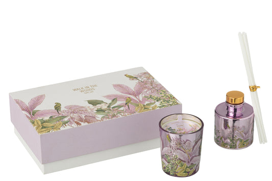 Il Set Regalo Candela e Diffusore Walk in the Woods Jolipa è un elegante cofanetto benessere che include una candela profumata e un diffusore di fragranza in vasi di vetro lilla con decorazioni botaniche. La confezione regalo raffinata con motivi di uccellini e foglie tropicali rosa rende questo kit perfetto per profumare la casa con stile o come pensiero speciale per l'home decor.