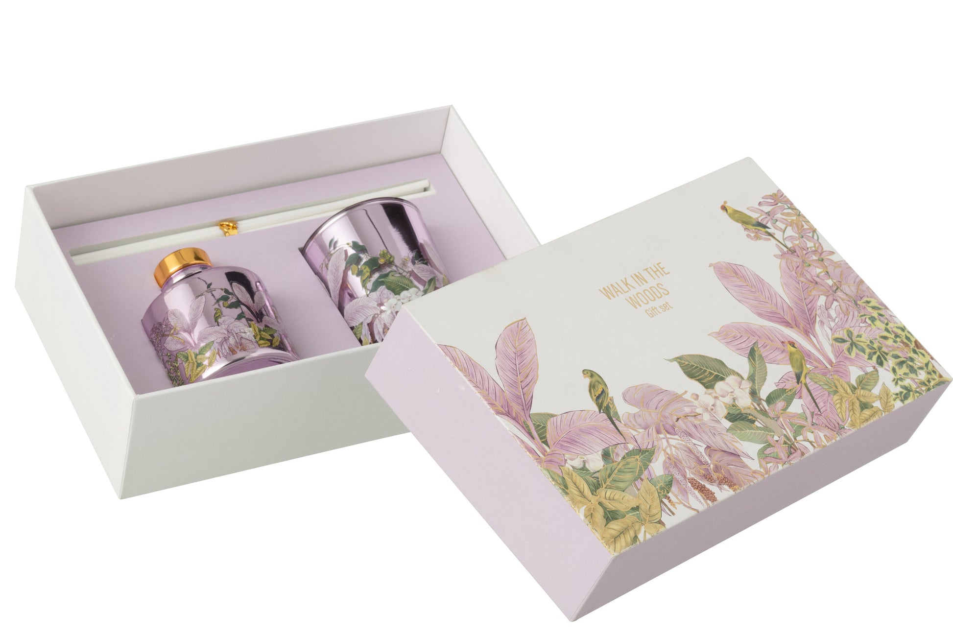 Il Set Regalo Candela e Diffusore Walk in the Woods Jolipa è un elegante cofanetto benessere che include una candela profumata e un diffusore di fragranza in vasi di vetro lilla con decorazioni botaniche. La confezione regalo raffinata con motivi di uccellini e foglie tropicali rosa rende questo kit perfetto per profumare la casa con stile o come pensiero speciale per l'home decor.
