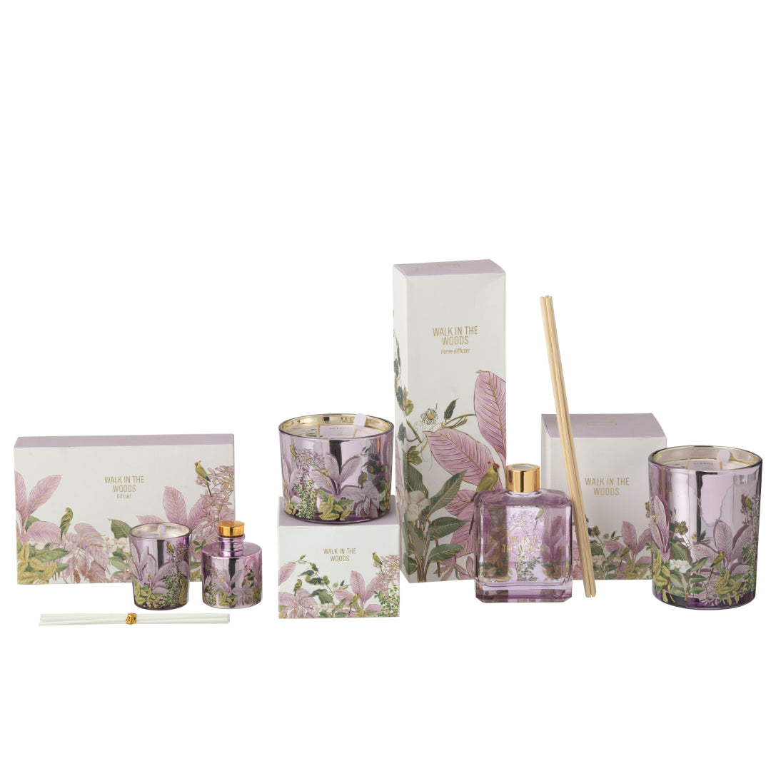 Il Set Regalo Candela e Diffusore Walk in the Woods Jolipa è un elegante cofanetto benessere che include una candela profumata e un diffusore di fragranza in vasi di vetro lilla con decorazioni botaniche. La confezione regalo raffinata con motivi di uccellini e foglie tropicali rosa rende questo kit perfetto per profumare la casa con stile o come pensiero speciale per l'home decor.