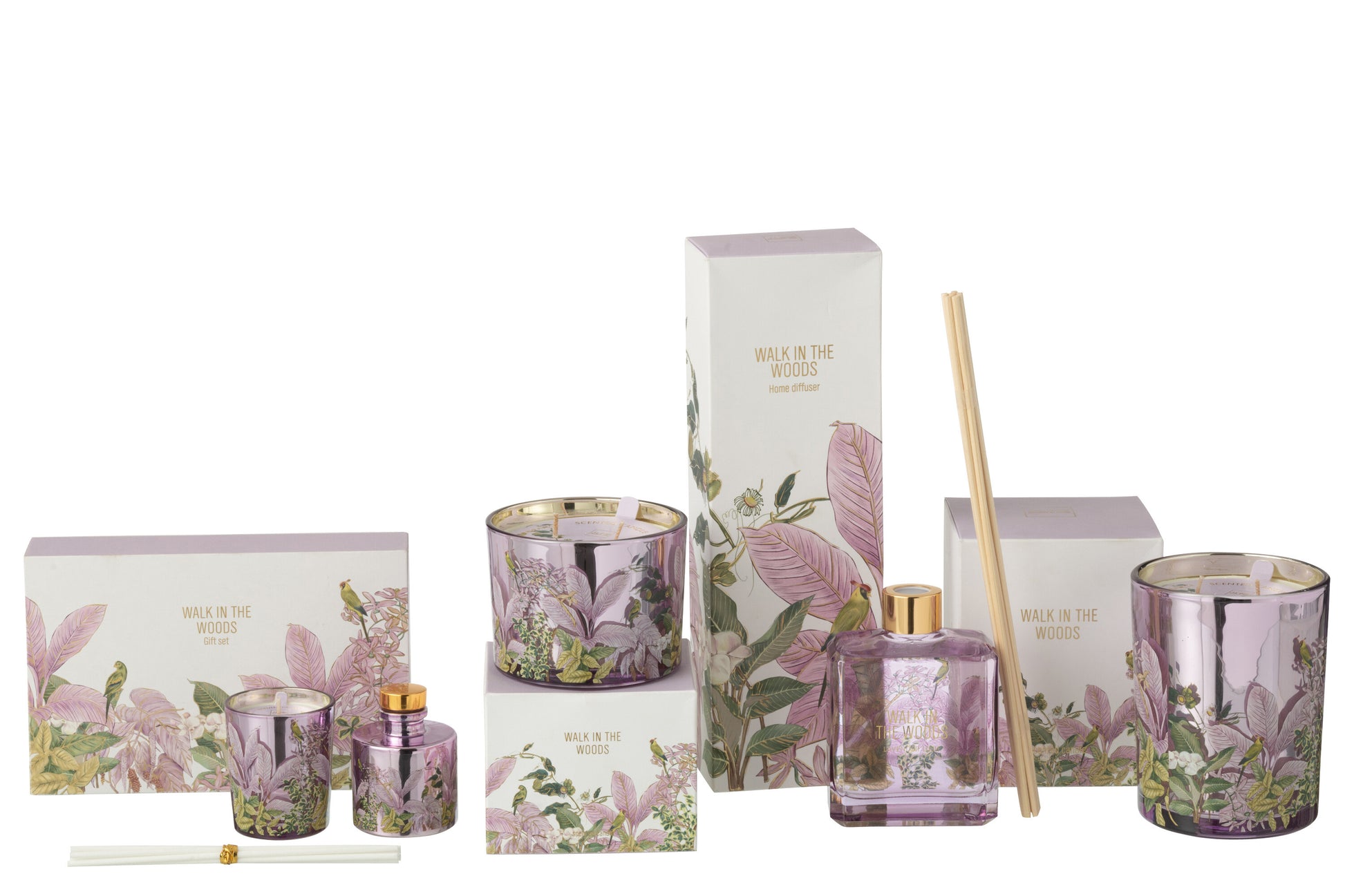 Il Set Regalo Candela e Diffusore Walk in the Woods Jolipa è un elegante cofanetto benessere che include una candela profumata e un diffusore di fragranza in vasi di vetro lilla con decorazioni botaniche. La confezione regalo raffinata con motivi di uccellini e foglie tropicali rosa rende questo kit perfetto per profumare la casa con stile o come pensiero speciale per l'home decor.