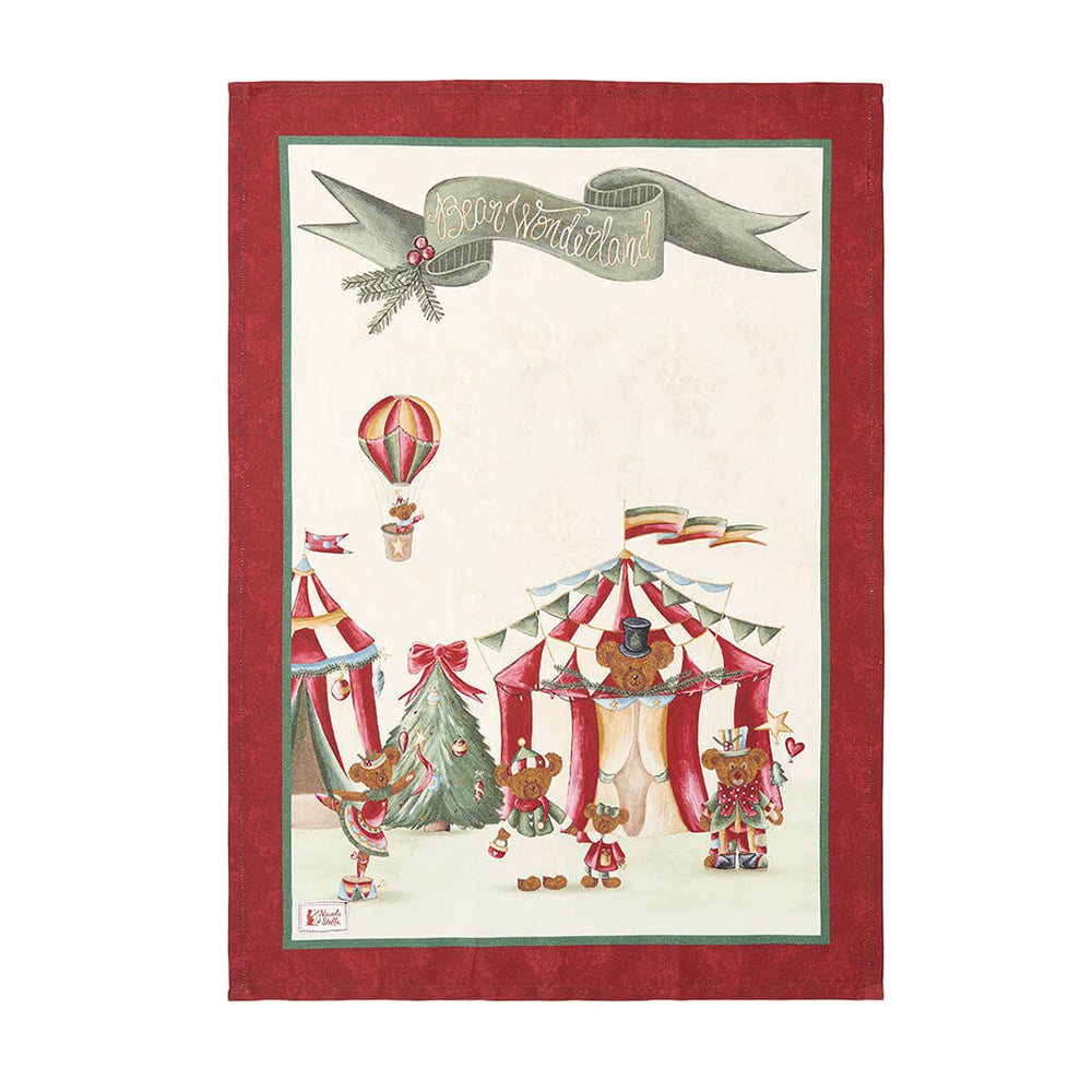 Strofinaccio natalizio in cotone Nuvole di Stoffa collezione "Bear Wonderland" (Modello B). L'illustrazione mostra un villaggio circense con orsetti, una mongolfiera e un tendone rosso e bianco. In alto compare la scritta "Bear Wonderland" su un nastro verde, il tutto racchiuso in una cornice rossa.