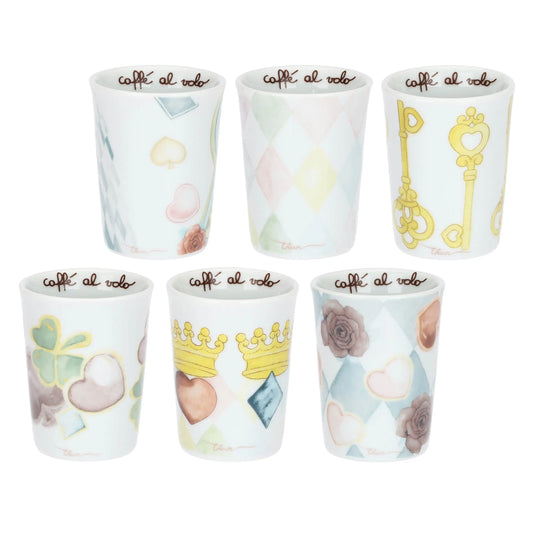Caffeini in porcellana Thun collezione Incanto di Primavera. Design con motivo a rombi azzurro e bianco decorato con icone di chiavi dorate a forma di cuore e cuori pastello. Scritta interna "caffè al volo".