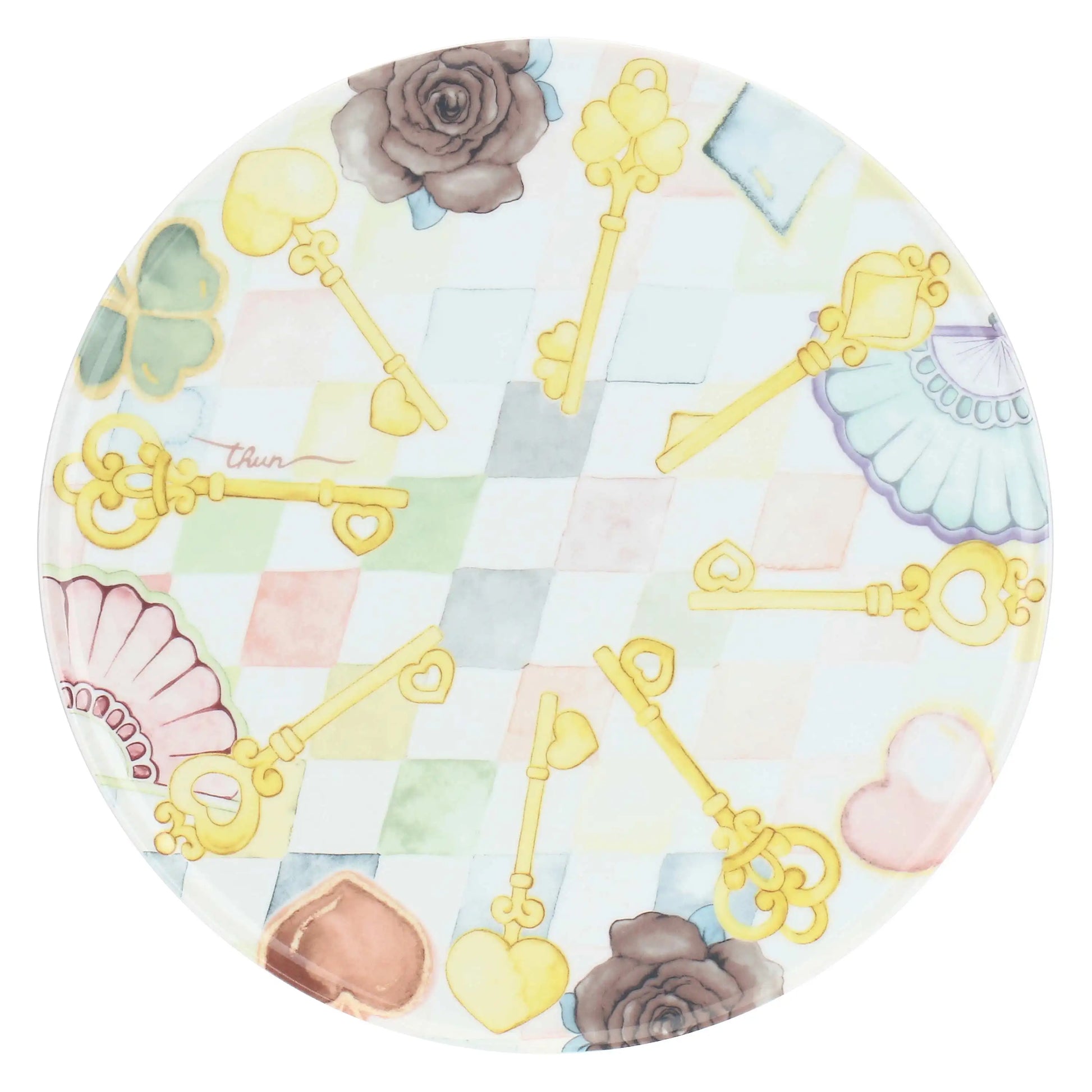 Piatto Torta in porcellana Thun collezione Incanto di Primavera. Design con motivo a rombi azzurro e bianco decorato con icone di chiavi dorate a forma di cuore e cuori pastello. 