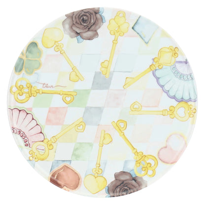 Piatto Torta in porcellana Thun collezione Incanto di Primavera. Design con motivo a rombi azzurro e bianco decorato con icone di chiavi dorate a forma di cuore e cuori pastello. 