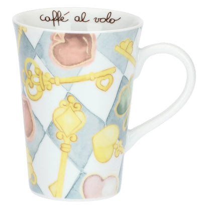 Mug in porcellana Thun collezione Incanto di Primavera. Design con motivo a rombi azzurro e bianco decorato con icone di chiavi dorate a forma di cuore e cuori pastello. Scritta interna "caffè al volo".