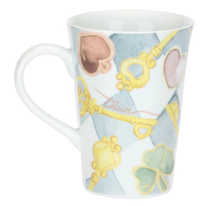 Mug in porcellana Thun collezione Incanto di Primavera. Design con motivo a rombi azzurro e bianco decorato con icone di chiavi dorate a forma di cuore e cuori pastello. Scritta interna "caffè al volo".