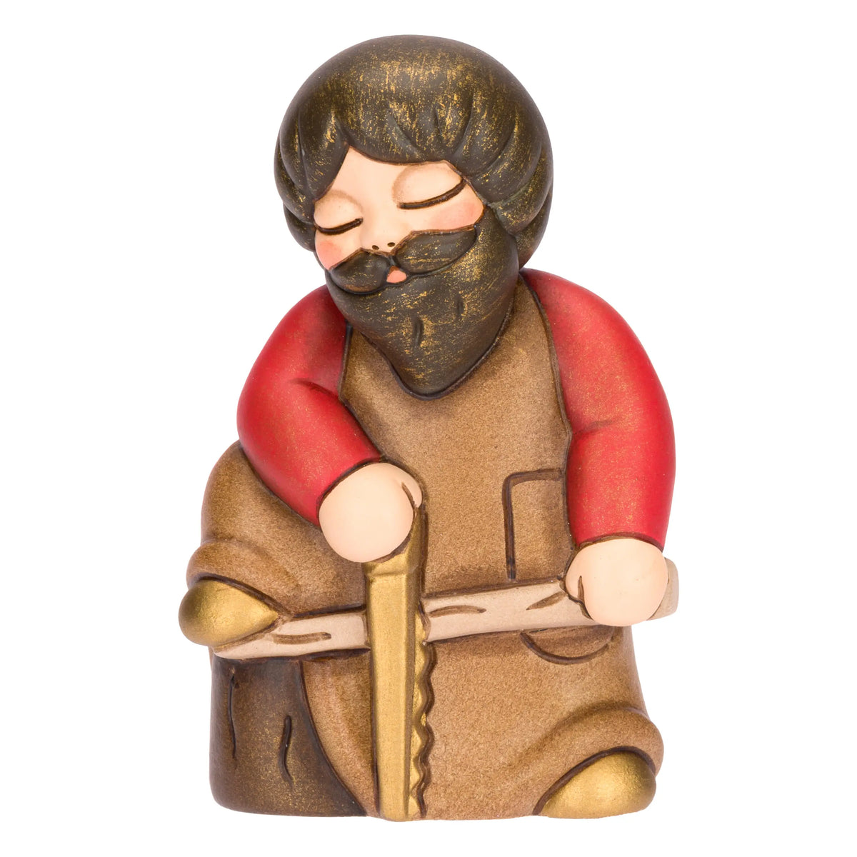Statuina in ceramica raffigurante un falegname del presepe con folta barba e maglione rosso sotto il grembiule marrone, intento a segare un tronco di legno con una sega dorata. Personaggio dal design classico e curato firmato THUN, ideale per arricchire il presepe o come idea regalo natalizia.
