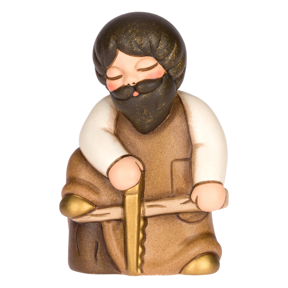Statuina in ceramica raffigurante un falegname del presepe con folta barba e maglione bianco sotto il grembiule marrone, intento a segare un tronco di legno con una sega dorata. Personaggio dal design classico e curato firmato THUN, ideale per arricchire il presepe o come idea regalo natalizia.