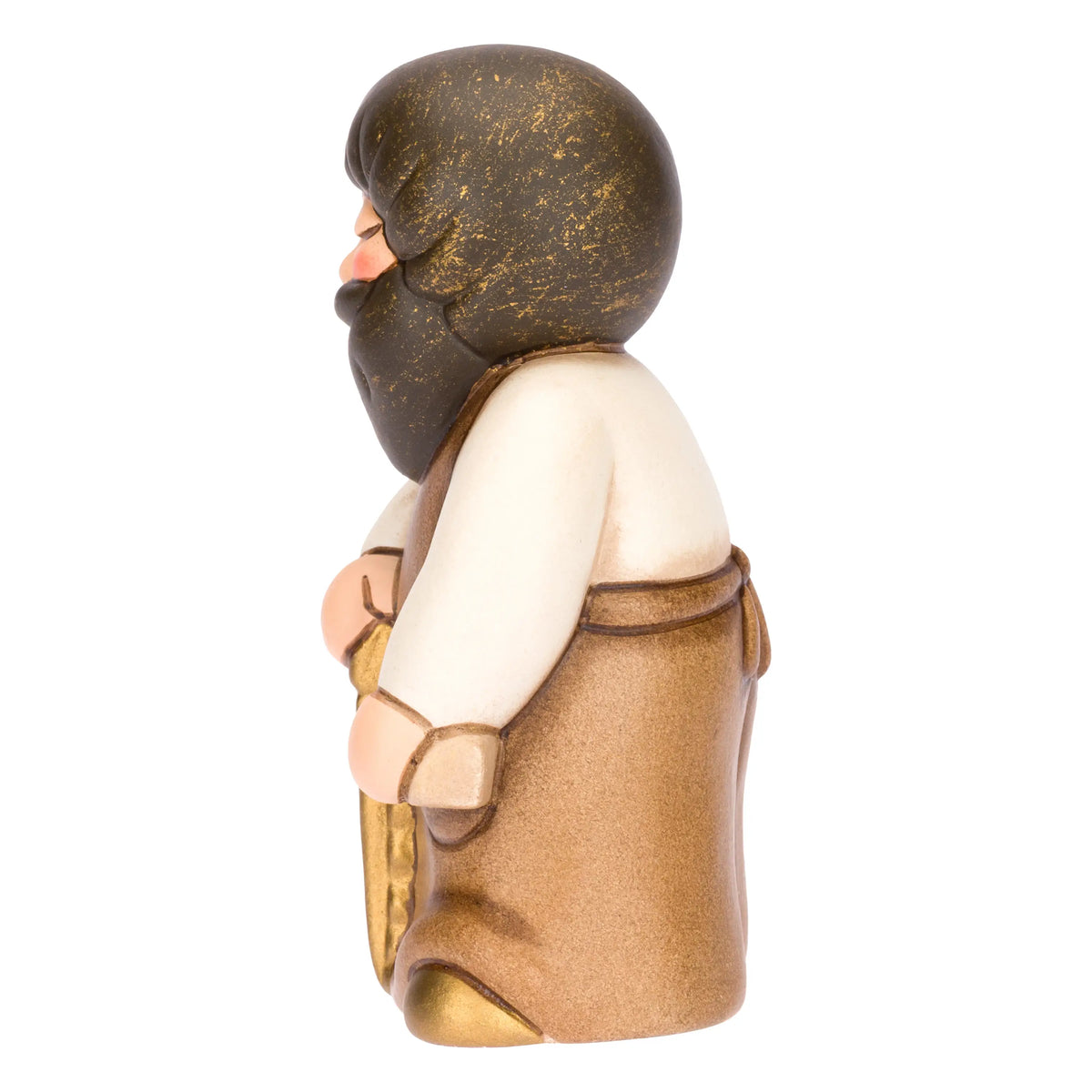 Statuina in ceramica raffigurante un falegname del presepe con folta barba e maglione bianco sotto il grembiule marrone, intento a segare un tronco di legno con una sega dorata. Personaggio dal design classico e curato firmato THUN, ideale per arricchire il presepe o come idea regalo natalizia.