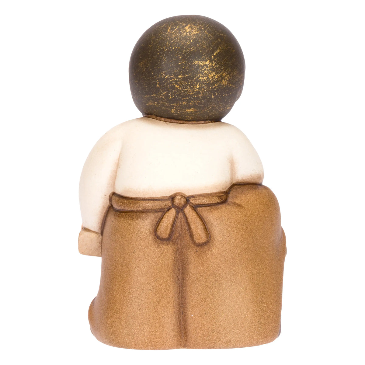 Statuina in ceramica raffigurante un falegname del presepe con folta barba e maglione bianco sotto il grembiule marrone, intento a segare un tronco di legno con una sega dorata. Personaggio dal design classico e curato firmato THUN, ideale per arricchire il presepe o come idea regalo natalizia.