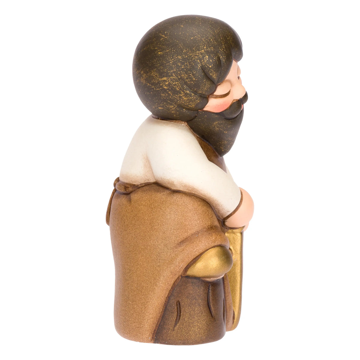 Statuina in ceramica raffigurante un falegname del presepe con folta barba e maglione bianco sotto il grembiule marrone, intento a segare un tronco di legno con una sega dorata. Personaggio dal design classico e curato firmato THUN, ideale per arricchire il presepe o come idea regalo natalizia.