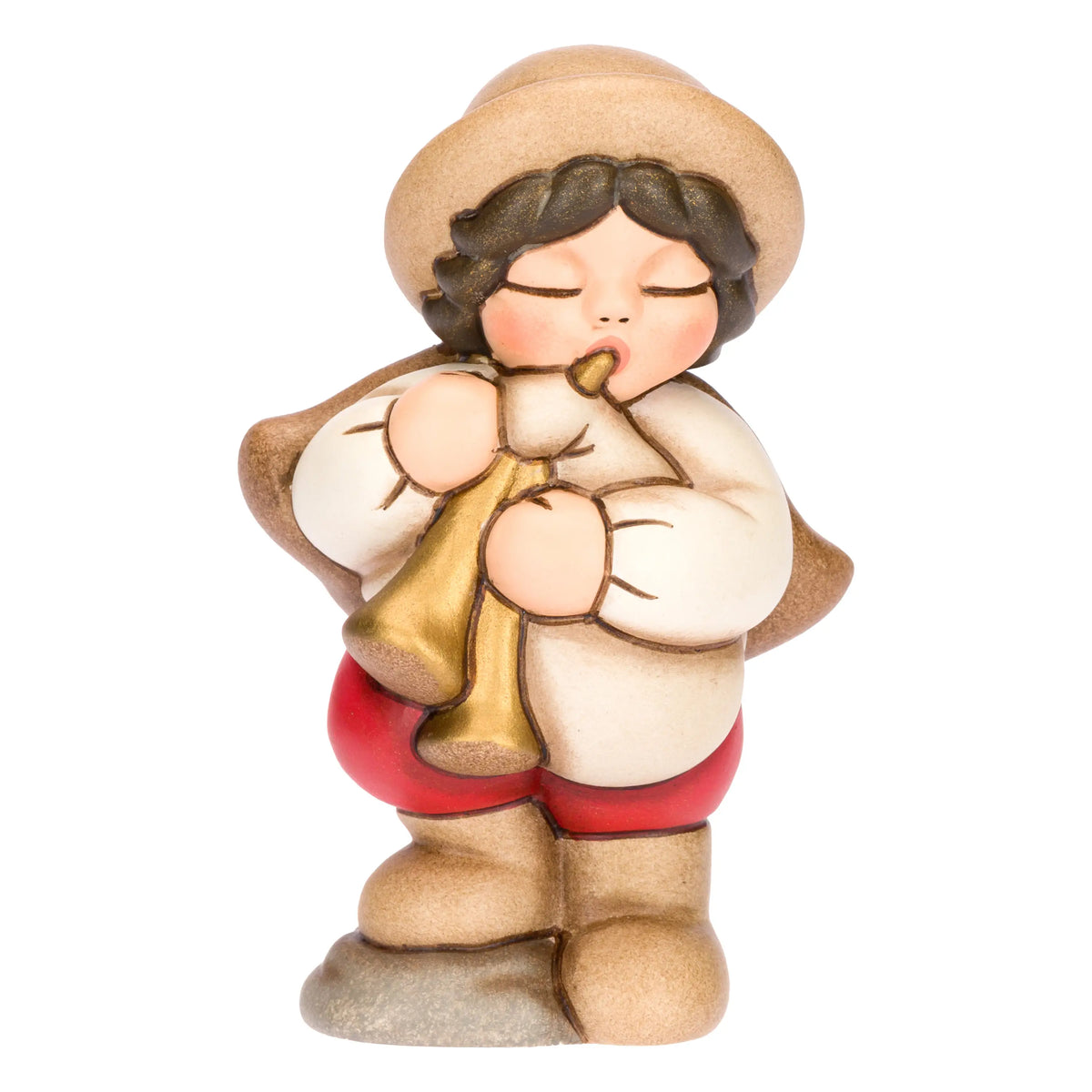 Statuina in ceramica raffigurante un piccolo zampognaro del presepe con cappello marrone e mantello, intento a suonare uno strumento a fiato dorato indossando pantaloncini rossi. Personaggio dal design classico e curato firmato THUN, ideale per arricchire il presepe o come idea regalo natalizia.