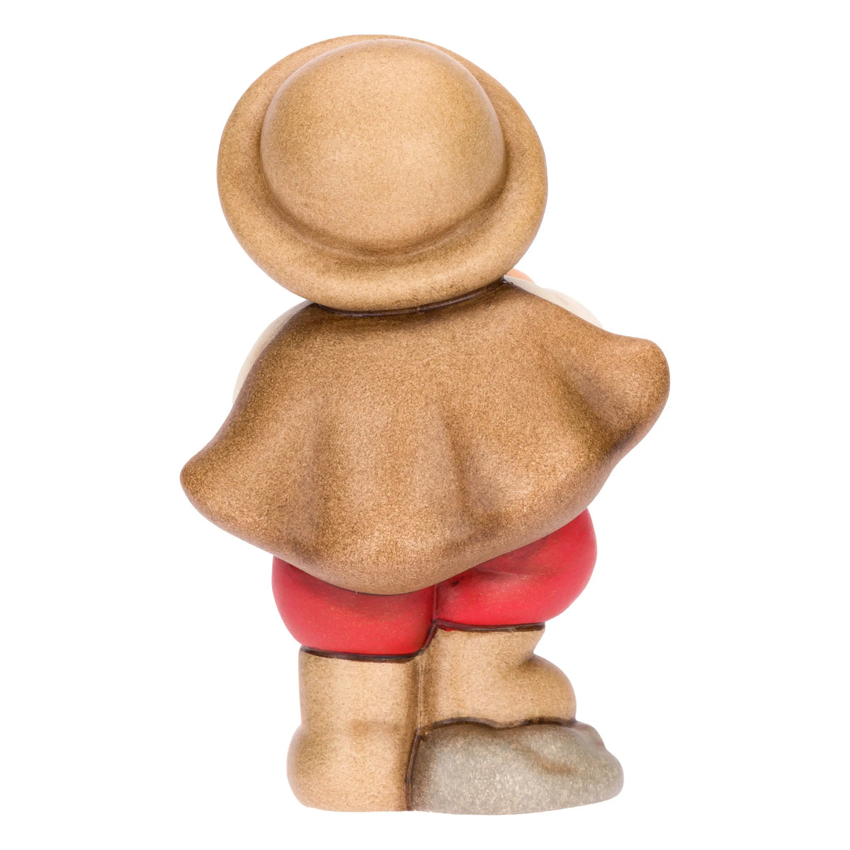 Statuina in ceramica raffigurante un piccolo zampognaro del presepe con cappello marrone e mantello, intento a suonare uno strumento a fiato dorato indossando pantaloncini rossi. Personaggio dal design classico e curato firmato THUN, ideale per arricchire il presepe o come idea regalo natalizia.