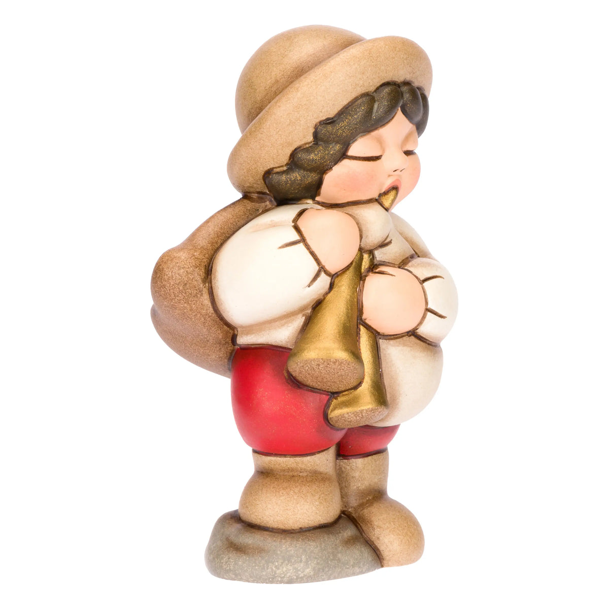 Statuina in ceramica raffigurante un piccolo zampognaro del presepe con cappello marrone e mantello, intento a suonare uno strumento a fiato dorato indossando pantaloncini rossi. Personaggio dal design classico e curato firmato THUN, ideale per arricchire il presepe o come idea regalo natalizia.