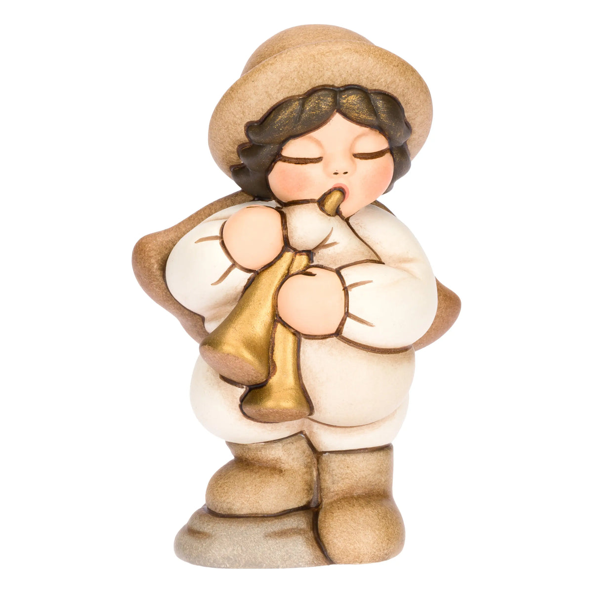 Statuina in ceramica raffigurante un piccolo zampognaro del presepe con cappello marrone e mantello, intento a suonare uno strumento a fiato dorato indossando pantaloncini bianchi. Personaggio dal design classico e curato firmato THUN, ideale per arricchire il presepe o come idea regalo natalizia.