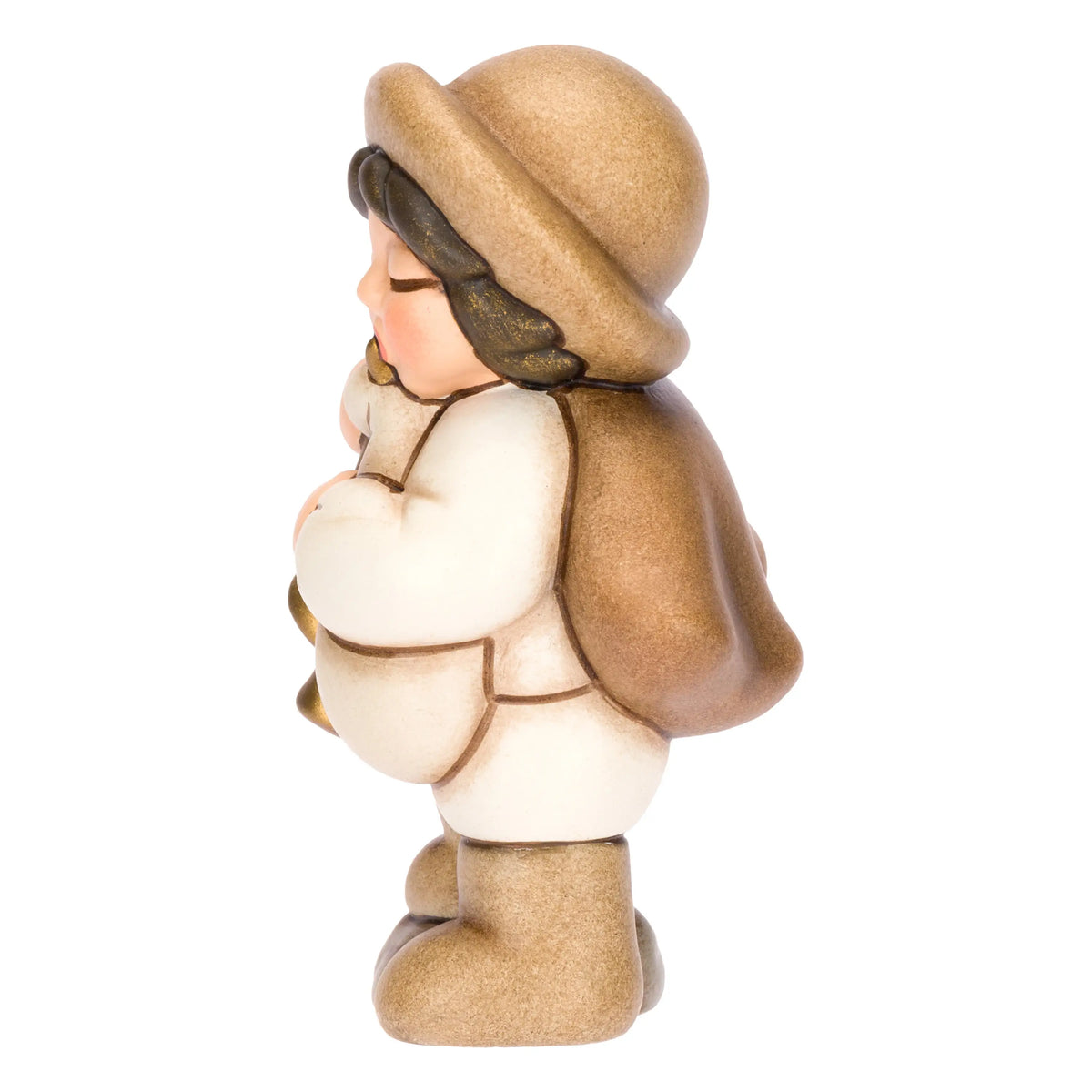Statuina in ceramica raffigurante un piccolo zampognaro del presepe con cappello marrone e mantello, intento a suonare uno strumento a fiato dorato indossando pantaloncini bianchi. Personaggio dal design classico e curato firmato THUN, ideale per arricchire il presepe o come idea regalo natalizia.