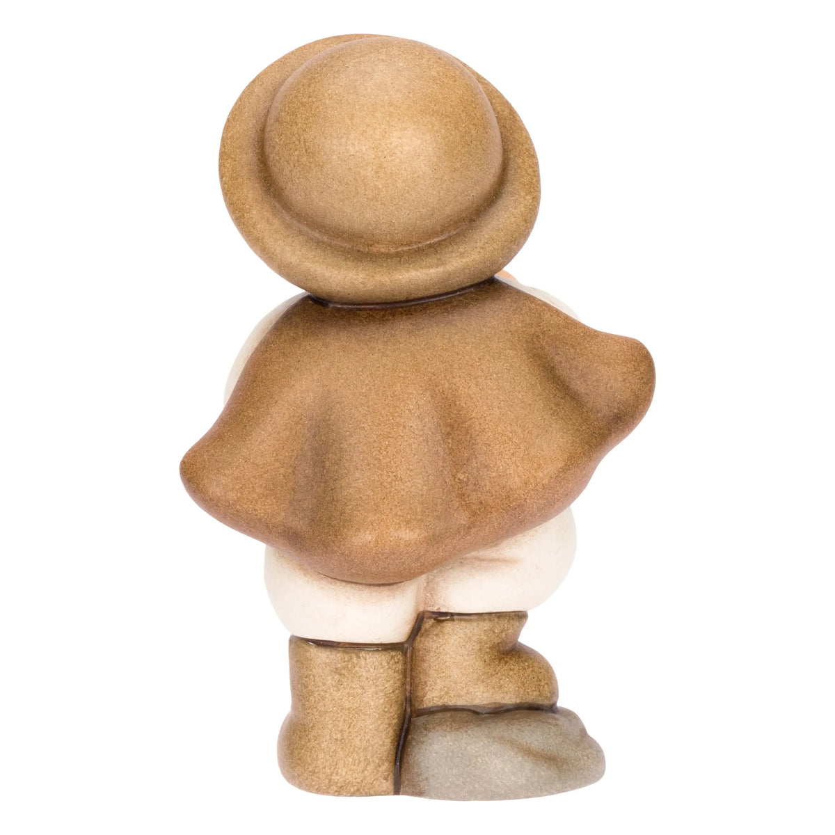 Statuina in ceramica raffigurante un piccolo zampognaro del presepe con cappello marrone e mantello, intento a suonare uno strumento a fiato dorato indossando pantaloncini bianchi. Personaggio dal design classico e curato firmato THUN, ideale per arricchire il presepe o come idea regalo natalizia.