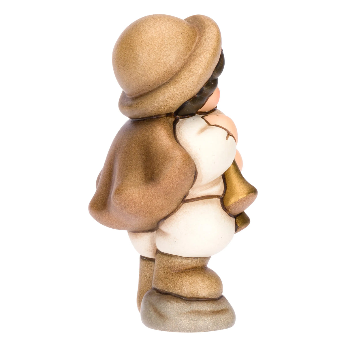 Statuina in ceramica raffigurante un piccolo zampognaro del presepe con cappello marrone e mantello, intento a suonare uno strumento a fiato dorato indossando pantaloncini bianchi. Personaggio dal design classico e curato firmato THUN, ideale per arricchire il presepe o come idea regalo natalizia.