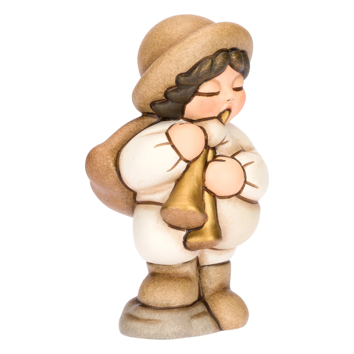 Statuina in ceramica raffigurante un piccolo zampognaro del presepe con cappello marrone e mantello, intento a suonare uno strumento a fiato dorato indossando pantaloncini bianchi. Personaggio dal design classico e curato firmato THUN, ideale per arricchire il presepe o come idea regalo natalizia.