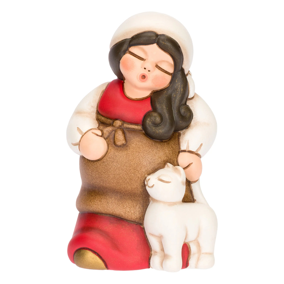 Statuina in ceramica raffigurante una pastorella del presepe in dolce attesa, con lunghi capelli scuri, veste rossa e mantello marrone, accanto a un agnellino bianco. Personaggio dal design classico e curato firmato THUN, ideale per arricchire il presepe o come idea regalo natalizia.