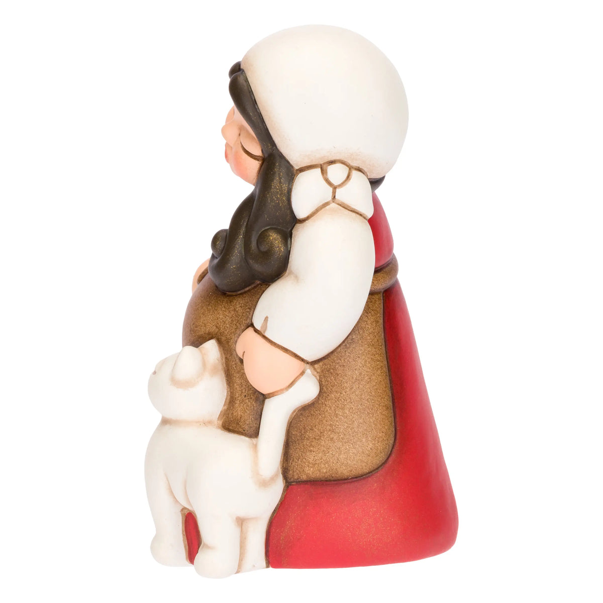 Statuina in ceramica raffigurante una pastorella del presepe in dolce attesa, con lunghi capelli scuri, veste rossa e mantello marrone, accanto a un agnellino bianco. Personaggio dal design classico e curato firmato THUN, ideale per arricchire il presepe o come idea regalo natalizia.