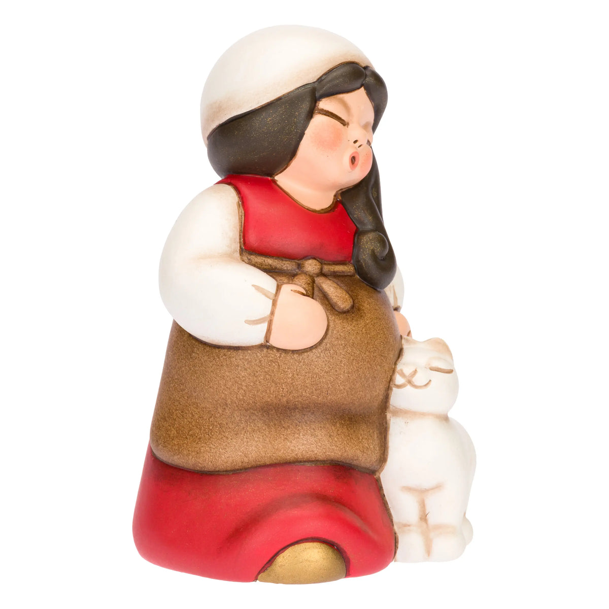 Statuina in ceramica raffigurante una pastorella del presepe in dolce attesa, con lunghi capelli scuri, veste rossa e mantello marrone, accanto a un agnellino bianco. Personaggio dal design classico e curato firmato THUN, ideale per arricchire il presepe o come idea regalo natalizia.