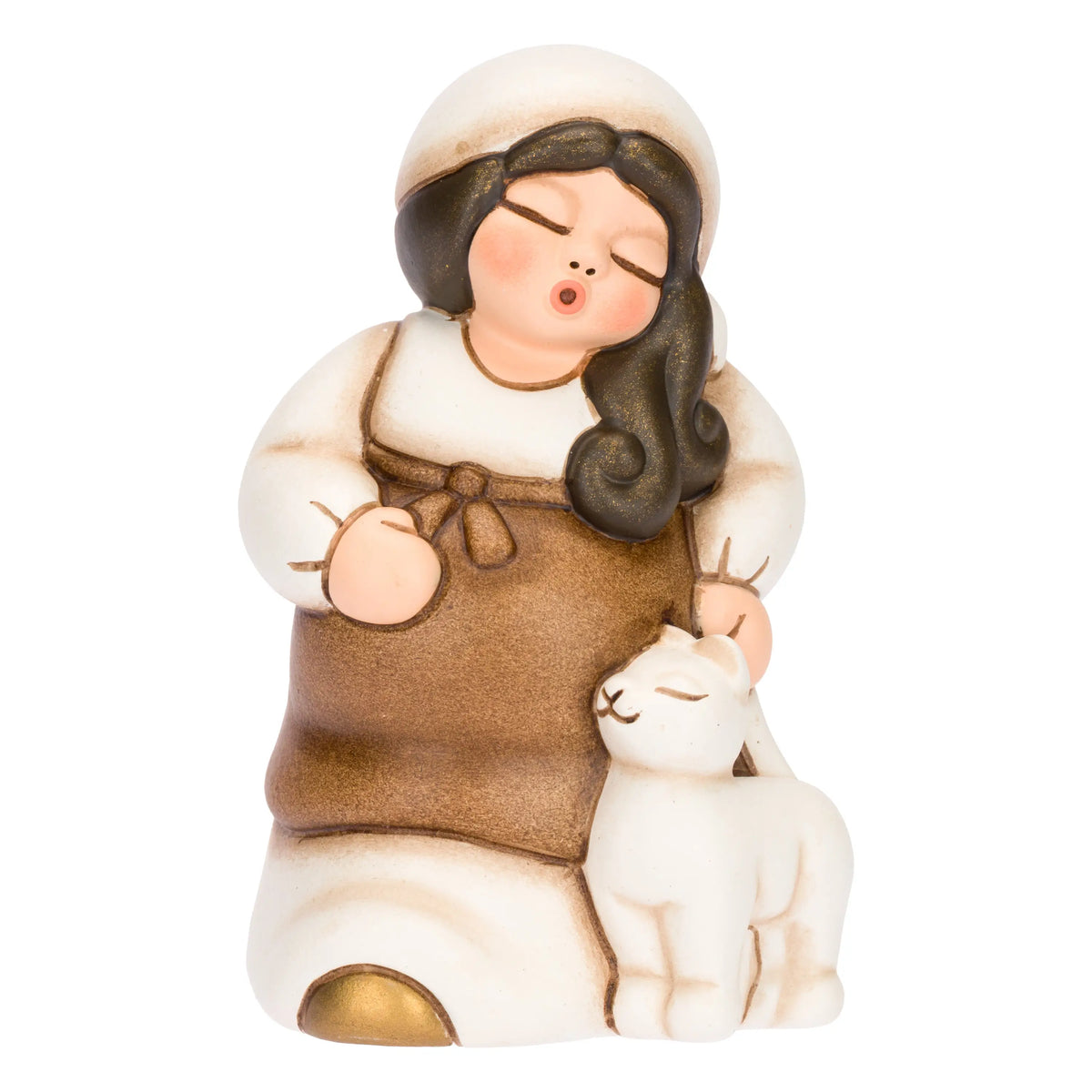 Statuina in ceramica raffigurante una pastorella del presepe in dolce attesa, con lunghi capelli scuri, veste bianca e mantello marrone, accanto a un agnellino bianco. Personaggio dal design classico e curato firmato THUN, ideale per arricchire il presepe o come idea regalo natalizia.