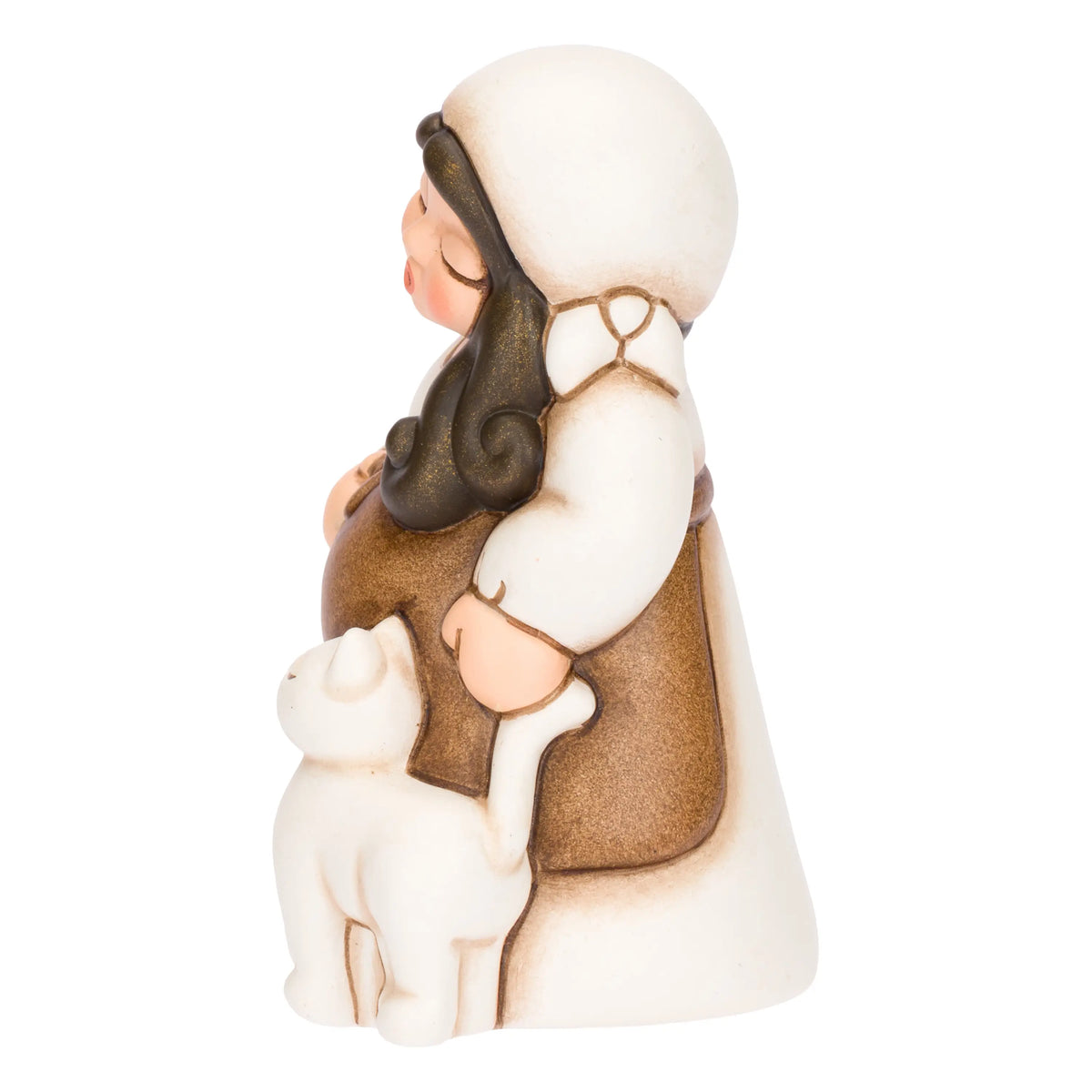 Statuina in ceramica raffigurante una pastorella del presepe in dolce attesa, con lunghi capelli scuri, veste bianca e mantello marrone, accanto a un agnellino bianco. Personaggio dal design classico e curato firmato THUN, ideale per arricchire il presepe o come idea regalo natalizia.
