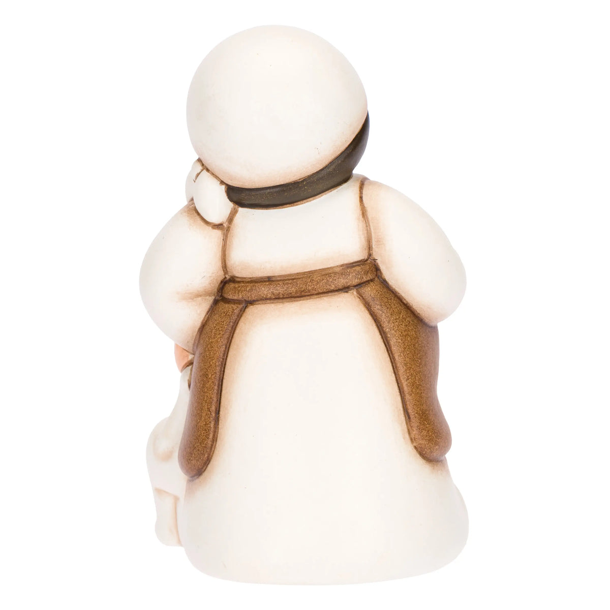 Statuina in ceramica raffigurante una pastorella del presepe in dolce attesa, con lunghi capelli scuri, veste bianca e mantello marrone, accanto a un agnellino bianco. Personaggio dal design classico e curato firmato THUN, ideale per arricchire il presepe o come idea regalo natalizia.