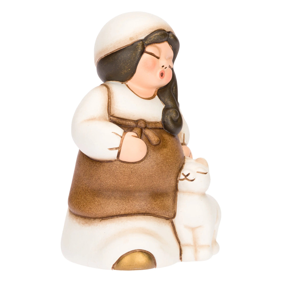 Statuina in ceramica raffigurante una pastorella del presepe in dolce attesa, con lunghi capelli scuri, veste bianca e mantello marrone, accanto a un agnellino bianco. Personaggio dal design classico e curato firmato THUN, ideale per arricchire il presepe o come idea regalo natalizia.