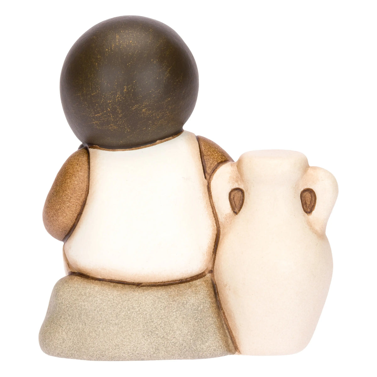 Statuina in ceramica raffigurante una bimba del presepe con treccia nera e vestito marrone e  bianco, seduta accanto a un'anfora mentre raccoglie olive nel grembo. Personaggio dal design classico e curato firmato THUN, ideale per arricchire il presepe o come idea regalo natalizia.