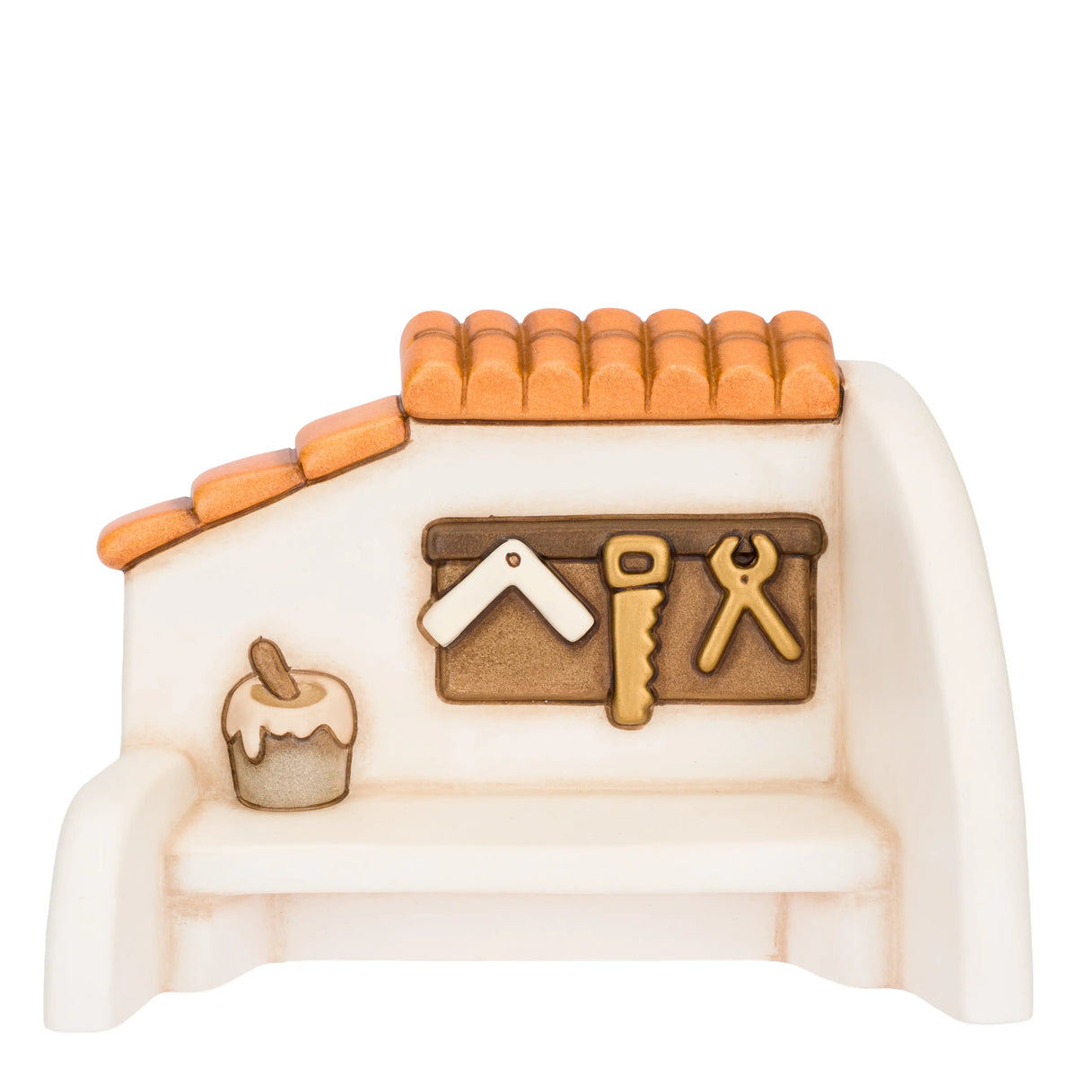 Miniatura in ceramica del presepe raffigurante la facciata di una casetta bianca con tetto in coppi arancioni, decorata con attrezzi da falegname dorati appesi e un vasetto di vernice sul davanzale. Ambientazione dal design classico e curato firmata THUN, ideale per arricchire la scenetta del falegname nel presepe o come idea regalo natalizia.